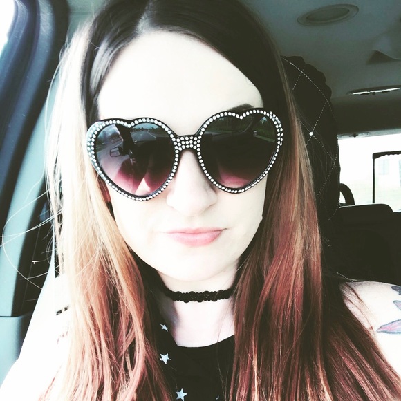 Meet your Posher, Larissa - Picture 1 of 2